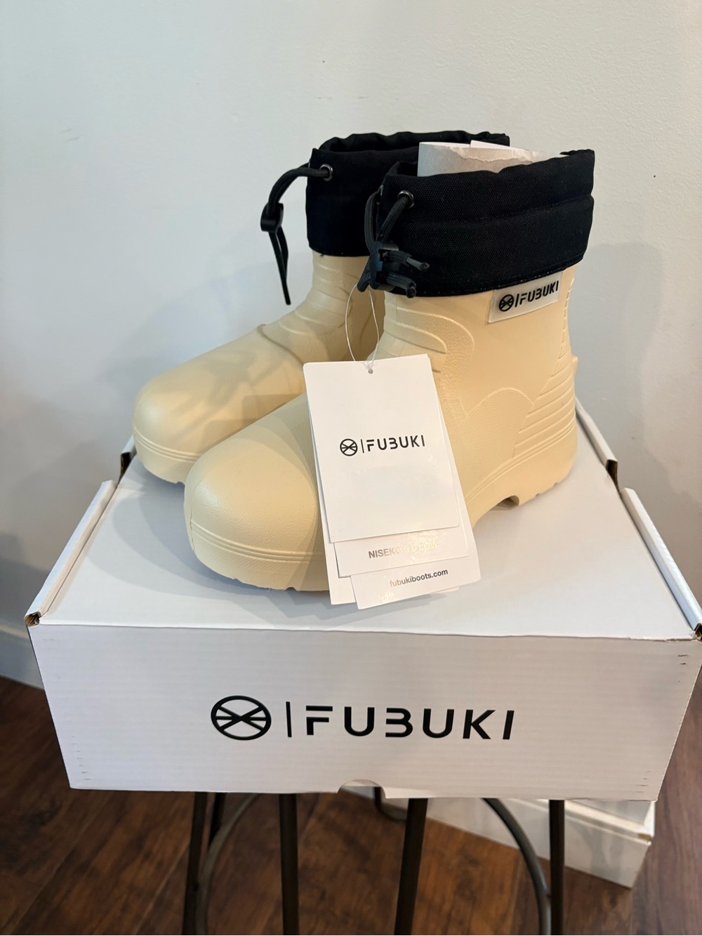 FUBUKI Niseko 3.0 Low Winter Boots in Cream, Sz 8 Womens or Sz 39/Sz 6 Mens NWT